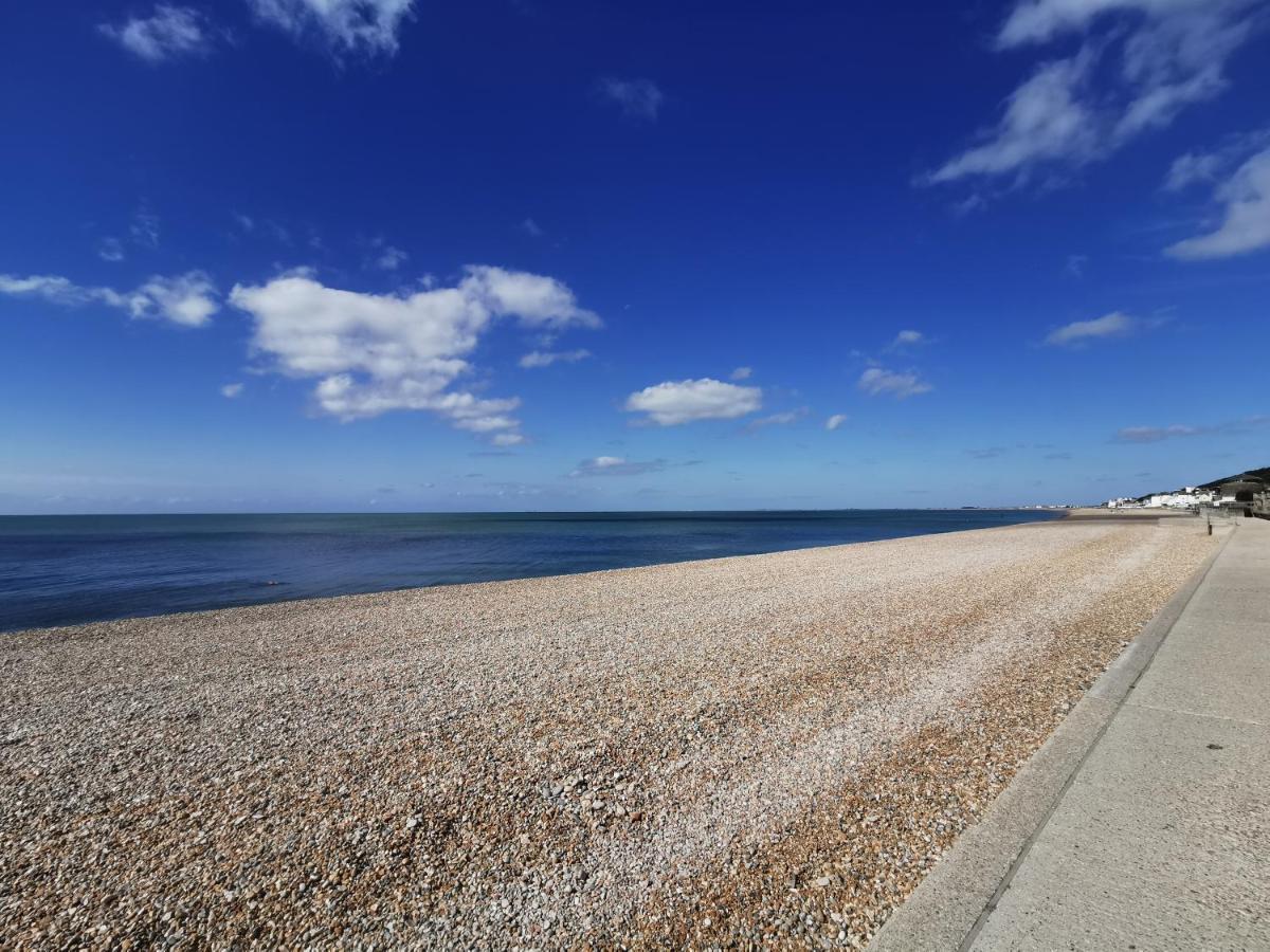 Shore Thing - Just A Stones Throw From The Beach Sandgate Eksteriør billede